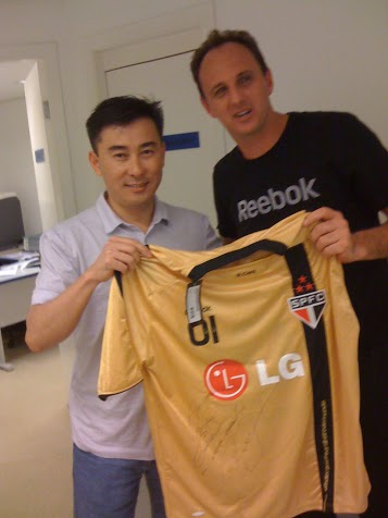 Com Rogério Ceni, capitão do São Paulo FC, recebendo camisa autografada (publicação autorizada).