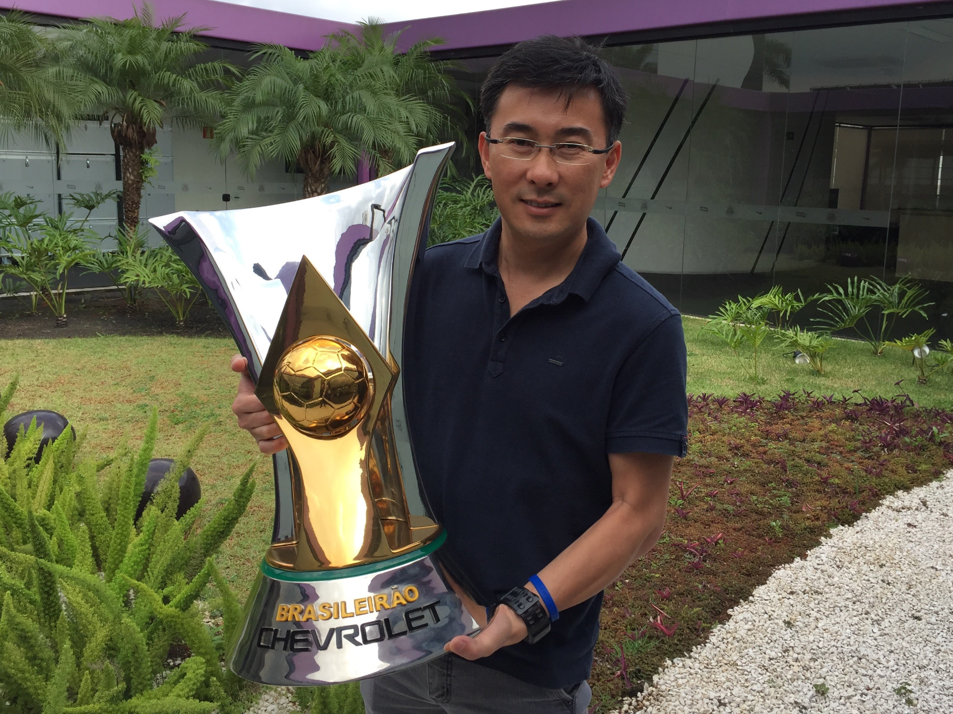 Troféu do Campeonato Brasileiro, durante o período de atuação junto ao departamento médico do clube.
