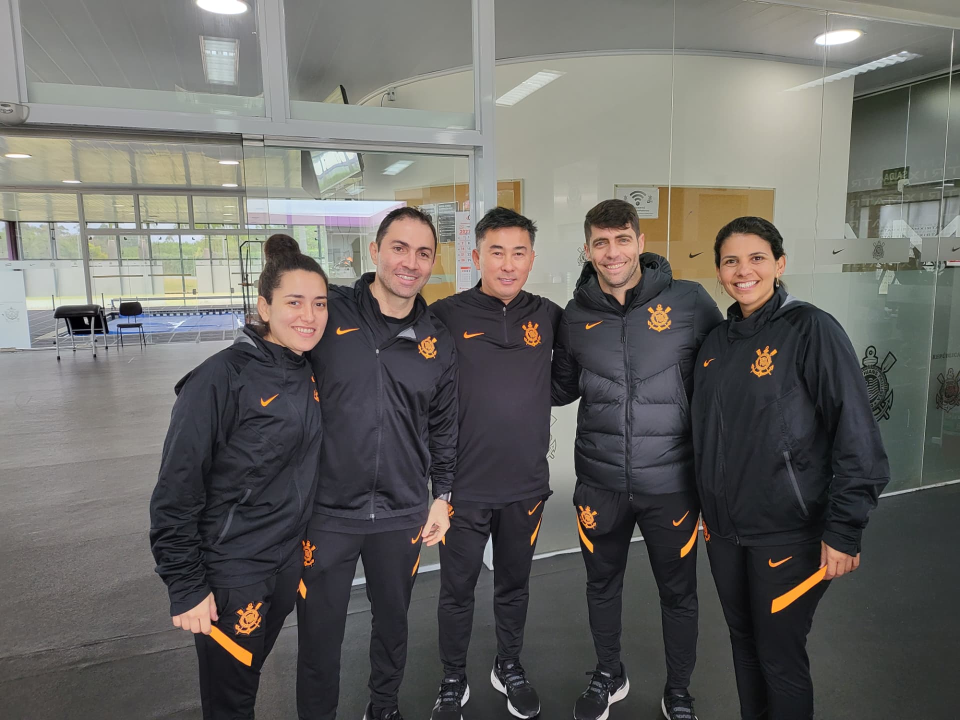 Com o departamento médico do Sport Club Corinthians Paulista, no centro de treinamento.