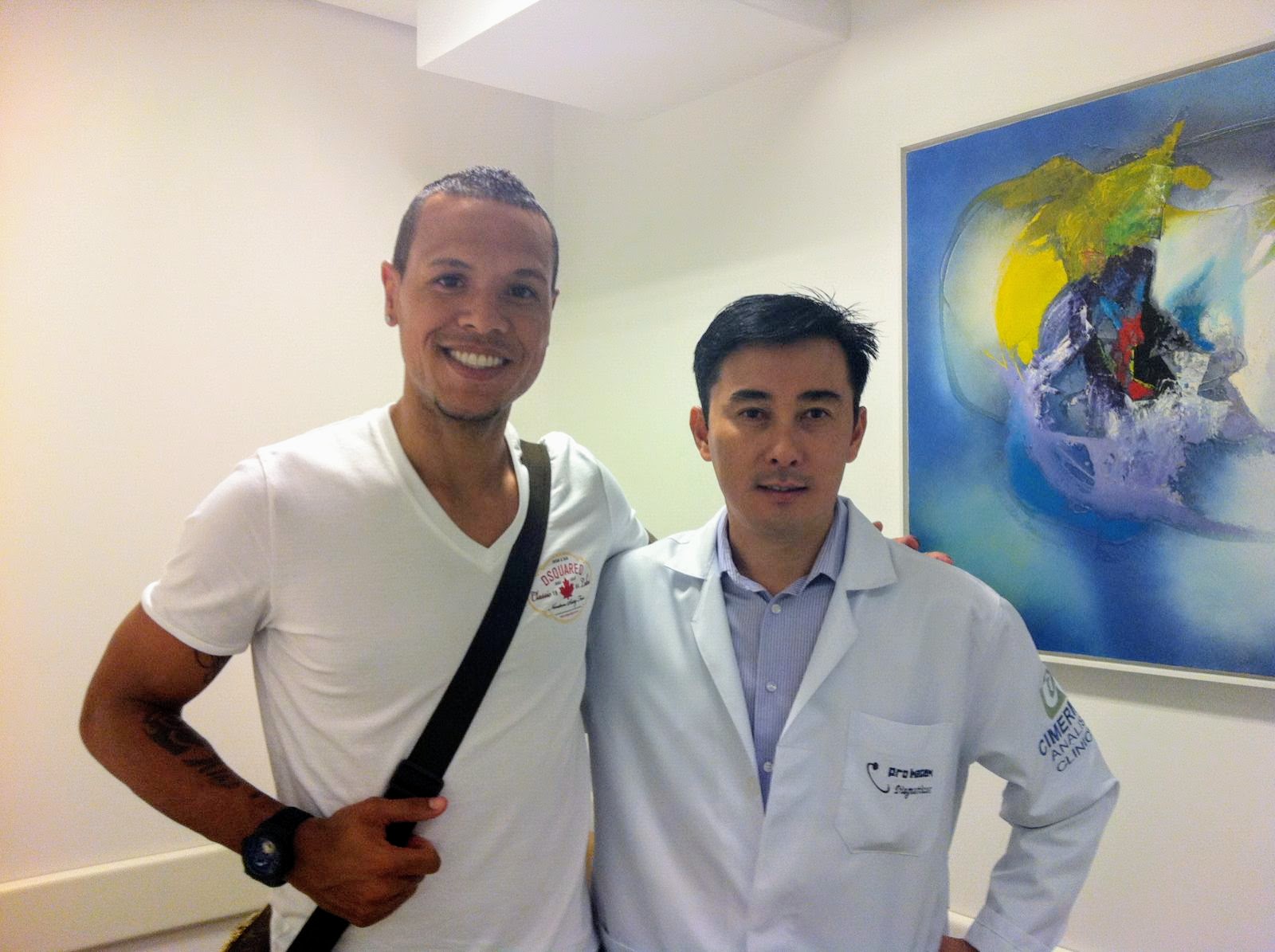 Com o atleta Luis Fabiano, durante atendimento em consultório (publicação autorizada).